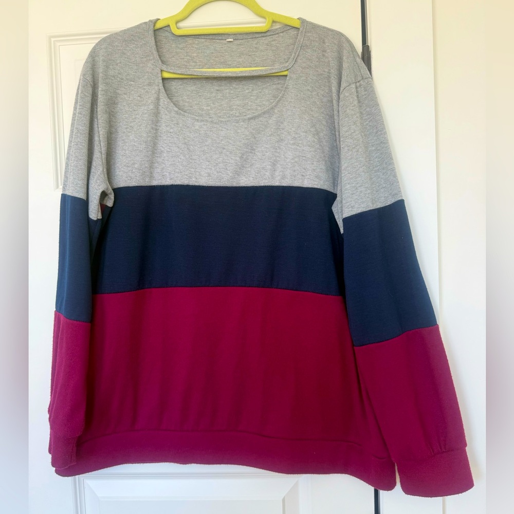 Tri-color shirt with detail at neck XXL